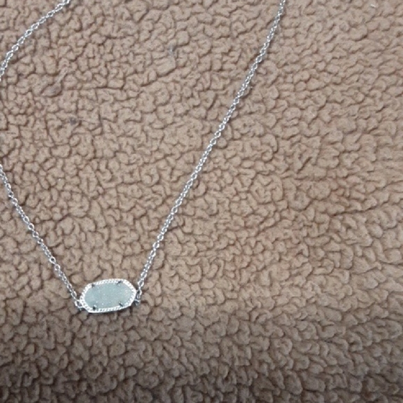 Elegant Silver Necklace with Intricate Pendant - Picture 4 of 8